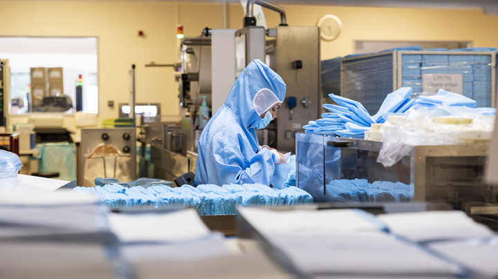 [Translate to Allemand:] Hemodia est une entreprise engagée - employé travaillant dans une usine